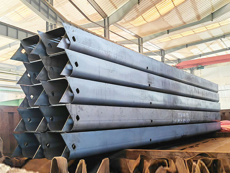 Folding cover plate for telescopic arm